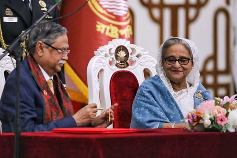 Bangladesh giải tán quốc hội, bỏ lệnh bắt cựu thủ tướng Zia- Ảnh 1. Tổng thống Bangladesh Mohammed Shahabuddin và Thủ tướng, bà Sheikh Hasina, ở Dhaka (Bangladesh) hồi tháng 1 năm nay - Ảnh: REUTERS