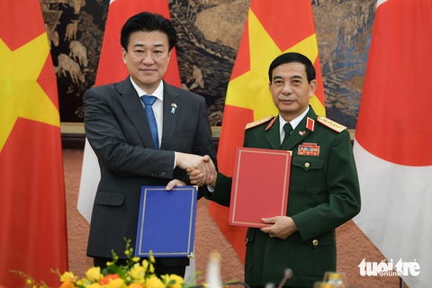 Đại tướng Phan Văn Giang hội đàm với Bộ trưởng Quốc phòng Nhật Bản- Ảnh 7. Hai bên trao đổi thư thỏa thuận và biên bản thực hiện việc Nhật Bản chuyển giao xe vận chuyển vật liệu đa năng phục vụ công tác cứu hộ cứu nạn - Ảnh: NAM TRẦN