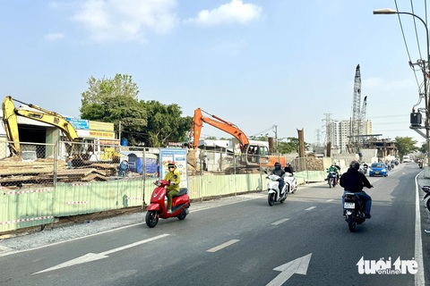 Phó chủ tịch TP.HCM yêu cầu sớm mở rộng đường Đỗ Xuân Hợp để đồng bộ với cầu Nam Lý- Ảnh 1. Đường Đỗ Xuân Hợp (TP Thủ Đức), đoạn đang thi công dự án cầu Nam Lý - Ảnh: THU DUNG