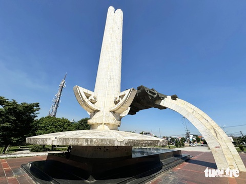 Có nhất thiết tháo dỡ, xây mới tượng đài Dũng sĩ Điện Ngọc 88 tỉ đồng?- Ảnh 3. Có nhất thiết tháo dỡ, xây mới tượng đài Dũng sĩ Điện Ngọc 88 tỉ đồng?- Ảnh 3.