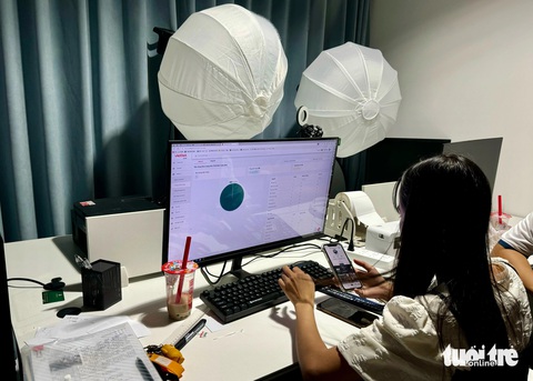 Khu livestream ở vùng biên giới Hà Khẩu (giáp tỉnh Lào Cai, Việt Nam), có nhiều người Việt được thuê vào làm việc giới thiệu sản phẩm, chốt đơn qua mạng - Ảnh: BÔNG MAI Thâm nhập 'đại bản doanh' livestream bán hàng tại Trung Quốc- Ảnh 4.