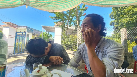Các bạn đồng nghiệp xúc động, mắt ngấn lệ khi có mặt tại nhà nghệ nhân An để chia buồn với gia đình - Ảnh: LÂM THIÊN Các bạn đồng nghiệp xúc động, mắt ngấn lệ khi có mặt tại nhà nghệ nhân Nguyễn Thành An để chia buồn với gia đình - Ảnh: LÂM THIÊN