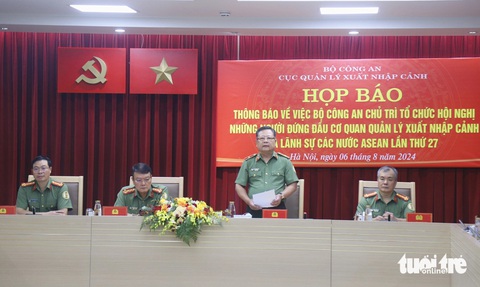 Vì sao nộp hồ sơ làm hộ chiếu trên cổng dịch vụ công lâu không được xử lý?- Ảnh 1. Thiếu tướng Phạm Đăng Khoa, cục trưởng Cục Quản lý xuất nhập cảnh, thông tin tại họp báo - Ảnh: DANH TRỌNG