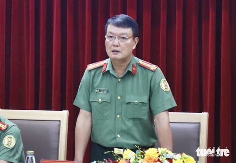 Vì sao nộp hồ sơ làm hộ chiếu trên cổng dịch vụ công lâu không được xử lý?- Ảnh 2. Đại tá Nguyễn Bá Tuấn, cục phó Cục Quản lý xuất nhập cảnh, thông tin tại họp báo - Ảnh: DANH TRỌNG