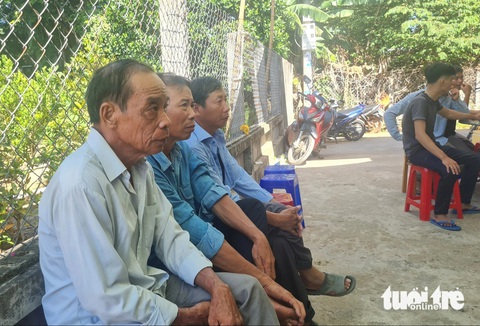 Bà con hàng xóm bàng hoàng trước sự ra đi đột ngột của ông An - Ảnh: LÂM THIÊN Nghệ nhân đang diễn tuồng, ngã gục chết: Cứ tưởng đang diễn sâu, không ngờ...- Ảnh 3.