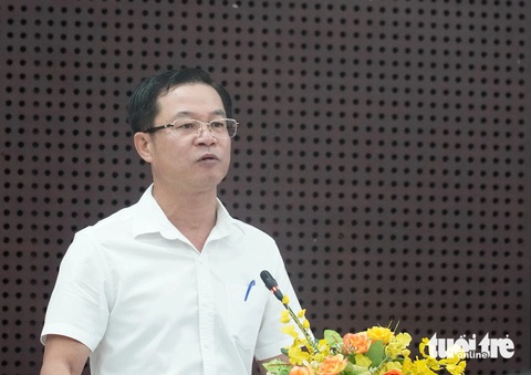Dự án tứ bề, Đà Nẵng làm gì để đủ đất cát xây dựng?- Ảnh 2. Ông Võ Nguyên Chương trao đổi tại cuộc họp báo - Ảnh: TRƯỜNG TRUNG