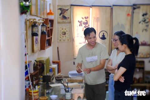 Chàng trai mê phục chế sách, mở lớp miễn phí- Ảnh 1. Có niềm đam mê với sách xưa, Trịnh Hán Quang nhận phục chế sách và mở lớp dạy miễn phí - Ảnh: NGỌC PHƯỢNG