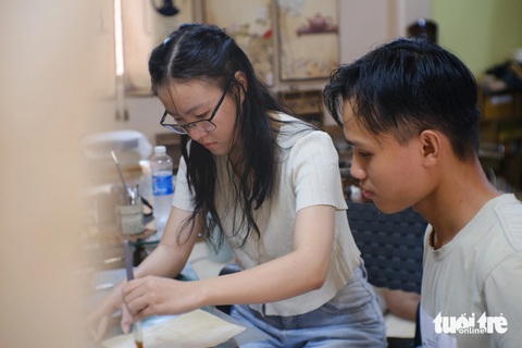 Chàng trai mê phục chế sách, mở lớp miễn phí- Ảnh 3. Tuệ Ninh cho biết làm được công việc này phải có tình yêu với sách, rèn luyện được sự khéo tay, tỉ mỉ - Ảnh: NGỌC PHƯỢNG