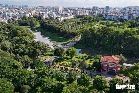 Dự án công viên văn hóa Gò Vấp vẫn dang dở sau 23 năm phê duyệt- Ảnh 1. Công viên văn hóa Gò Vấp (phường 6, quận Gò Vấp, TP.HCM) có diện tích 37ha, sau 23 năm phê duyệt dự án chỉ có một số hạng mục được thi công như nhà điều hành (góc phải), đường nội bộ, đèn chiếu sáng.