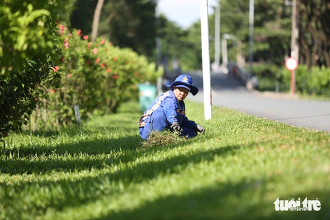 Dự án công viên văn hóa Gò Vấp vẫn dang dở sau 23 năm phê duyệt- Ảnh 7. Mỗi ngày, tại công viên vẫn có công nhân làm việc để bảo trì, bảo dưỡng trang thiết bị, trồng và chăm sóc cây xanh ở các vị trí công trình đã thi công.