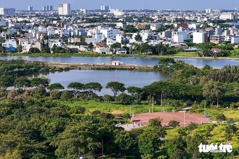 Dự án công viên văn hóa Gò Vấp vẫn dang dở sau 23 năm phê duyệt- Ảnh 8. Đoạn gần sông Vàm Thuật là những hồ nước lớn. Theo quy hoạch, khu vực này sẽ có các hạng mục như khu thể thao, sinh vật cảnh, bến tàu, hồ điều tiết... nhưng chưa thành hình.