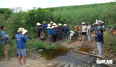 Trại heo gây ô nhiễm suối: Nhiều chỉ số nước thải vượt ngưỡng an toàn- Ảnh 1. Người dân xã Nghĩa Yên, huyện Nghĩa Đàn, Nghệ An tập trung phản ánh tình trạng ô nhiễm suối từ trại heo làm rò rỉ nước thải - Ảnh: DOÃN HÒA