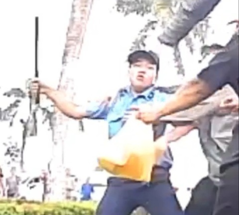 Người nhà bệnh nhân tố bị bảo vệ Bệnh viện Đa khoa trung ương Cần Thơ đánh- Ảnh 1. Nam bảo vệ vung dùi cui đánh người nhà bệnh nhân - Ảnh: Cắt từ clip