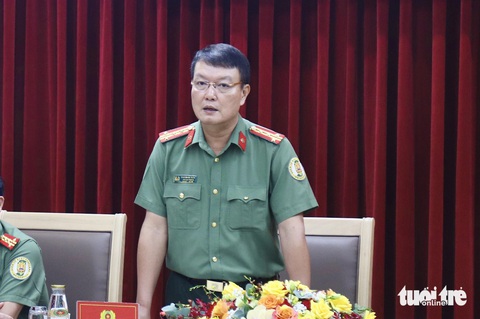 Cần làm gì để tránh việc đến sân bay mới biết bị tạm hoãn xuất cảnh do nợ thuế?- Ảnh 1. Đại tá Nguyễn Bá Tuấn, phó cục trưởng Cục Quản lý xuất nhập cảnh - Ảnh: DANH TRỌNG
