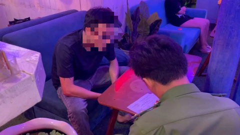 Công an quận 7 phát hiện 3 sinh viên sử dụng ma túy trong quán 'mở nhạc chill'- Ảnh 4. Công an làm việc với chủ kinh doanh - Ảnh: Công an cung cấp
