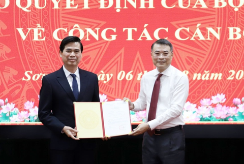 Trưởng Ban Tổ chức Trung ương Lê Minh Hưng trao quyết định của Bộ Chính trị cho tân Bí thư Tỉnh ủy Sơn La Hoàng Quốc Khánh - Ảnh: Cổng TTĐT Sơn La Ông Hoàng Quốc Khánh làm bí thư Tỉnh ủy Sơn La- Ảnh 2.