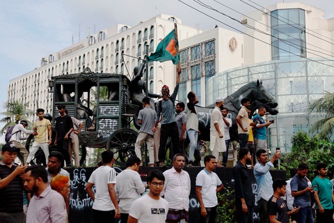 Người dân Bangladesh ăn mừng khi Thủ tướng Hasina từ chức, ngày 5-8 - Ảnh: REUTERS Quân đội Bangladesh gặp lãnh đạo biểu tình sau khi thủ tướng chạy ra nước ngoài- Ảnh 1.