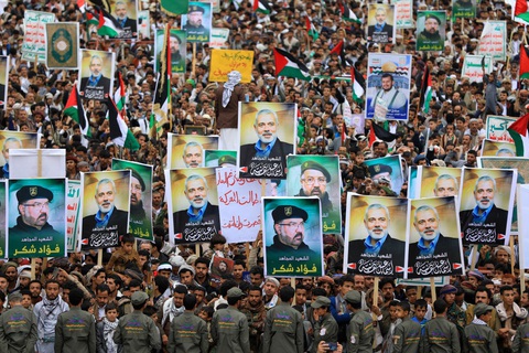 Người dân Yemen lên án vụ sát hại thủ lĩnh Hamas Ismail Haniyeh và chỉ huy Hezbollah Fuad Shukr trong cuộc biểu tình tại thủ đô Sanaa do nhóm Houthi kiểm soát hôm 2-8 - Ảnh: AFP Nín thở với 'thùng thuốc súng' Trung Đông- Ảnh 1.
