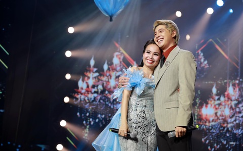 Cẩm Ly hát cùng Noo Phước Thịnh trong live show Tự tình quê hương 6 vào hôm 3-8 Cẩm Ly, Hà Trần... làm live show, người cháy vé, người phải hủy ngang- Ảnh 1.