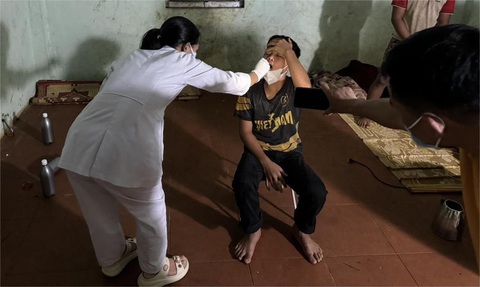 Tập trung khoanh vùng, xử lý dịch bạch hầu tại huyện Mường Lát- Ảnh 1. Cán bộ Trung tâm Y tế huyện Mường Lát (Thanh Hóa) lấy mẫu bệnh phẩm của người dân ở khu phố Đoàn Kết, thị trấn Mường Lát để phòng chống bệnh bạch hầu - Ảnh: CTV
