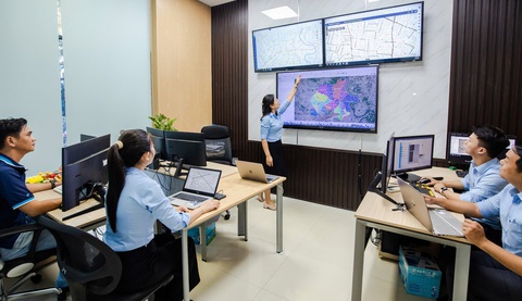 GIS giải pháp tối ưu cho cấp nước Trung An, nâng cao chất lượng phục vụ khách hàng- Ảnh 1. Bà Nguyễn Thị Kim Yến, Phó trưởng phòng kỹ thuật của Công ty cổ phần cấp nước Trung An trình bày về GIS để phục vụ trong các công tác sản xuất kinh doanh, phục vụ khách hàng của đơn vị - Ảnh: MINH THI