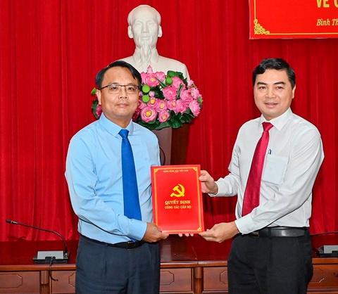 Ông Đặng Hồng Sỹ làm phó bí thư Tỉnh ủy Bình Thuận- Ảnh 1. Ông Nguyễn Hoài Anh - bí thư Tỉnh ủy Bình Thuận (áo trắng) - trao quyết định chuẩn y của Ban Bí thư cho ông Đặng Hồng Sỹ giữ chức vụ phó bí thư Tỉnh ủy - Ảnh: Đ.HÒA