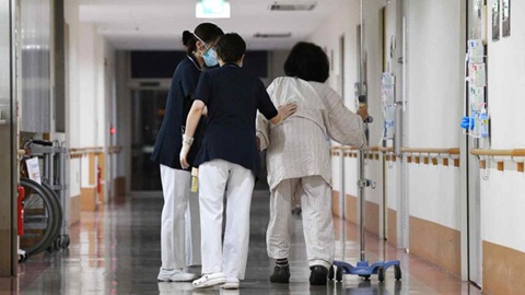 Tăng lương, ứng dụng công nghệ để hết 'khát' điều dưỡng- Ảnh 1. Nhật Bản đang thiếu trầm trọng điều dưỡng - Ảnh: NIKKEI ASIA