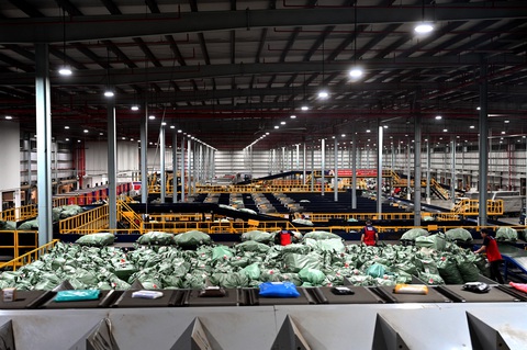 Doanh nghiệp logistics Trung Quốc đầu tư kho bãi bài bản, hiện đại tại Việt Nam - Ảnh: BÔNG MAI Nhiều tổng kho hàng Trung Quốc 'mọc' sát biên giới Việt Nam- Ảnh 6.