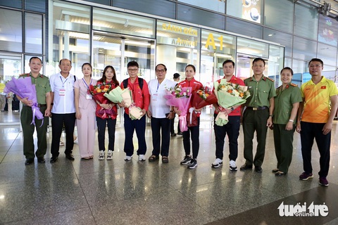 Chào đón đội tuyển bắn súng Việt Nam trở về sau Olympic Paris 2024 có lãnh đạo Liên đoàn bắn súng Việt Nam và bộ môn bắn súng thuộc Cục thể dục thể thao - Ảnh: HOÀNG TÙNG Chào đón đội tuyển bắn súng Việt Nam trở về sau Olympic Paris 2024 có lãnh đạo Liên đoàn Bắn súng Việt Nam và bộ môn bắn súng thuộc Cục Thể dục thể thao - Ảnh: HOÀNG TÙNG