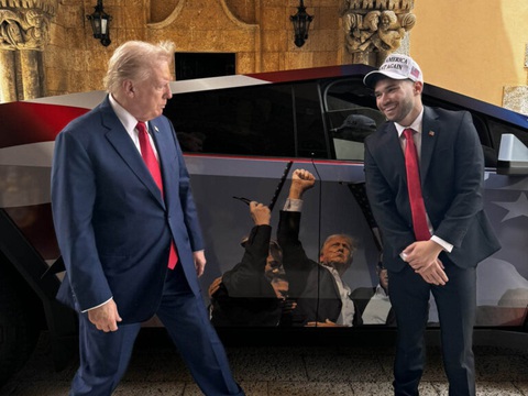 Streamer sinh năm 2000 tặng Tesla Cybertruck cho ông Trump, dán bức hình gây sốt- Ảnh 1. Streamer sinh năm 2000 tặng Tesla Cybertruck cho ông Trump, dán bức hình gây sốt- Ảnh 1.