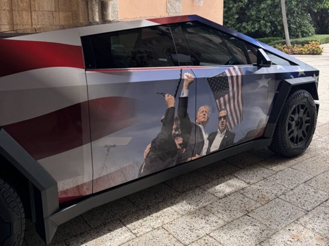 Streamer sinh năm 2000 tặng Tesla Cybertruck cho ông Trump, dán bức hình gây sốt- Ảnh 2. Streamer sinh năm 2000 tặng Tesla Cybertruck cho ông Trump, dán bức hình gây sốt- Ảnh 2.