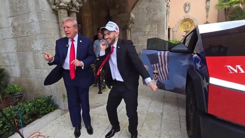Streamer sinh năm 2000 tặng Tesla Cybertruck cho ông Trump, dán bức hình gây sốt- Ảnh 3. Streamer sinh năm 2000 tặng Tesla Cybertruck cho ông Trump, dán bức hình gây sốt- Ảnh 3.