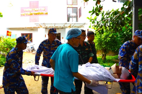 Trong ảnh là ngư dân bị chấn thương sợ não đang được lực lượng chức năng đưa ra trực thăng - Ảnh: Bộ tư lệnh Vùng 4 hải quân cung cấp Ngư dân bị chấn thương sọ não đang được lực lượng chức năng đưa ra trực thăng - Ảnh: Bộ tư lệnh Vùng 4 hải quân cung cấp