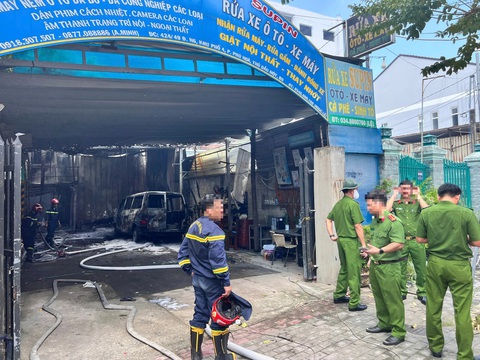 Một ô tô bị cháy trơ khung sau vụ cháy - Ảnh: T.D. Ô tô cháy trơ khung trong cửa hàng nội thất ô tô tại Thủ Dầu Một- Ảnh 1.
