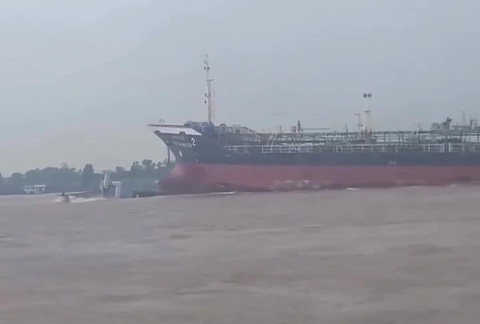 Tàu hàng đụng phà ngang trên nhánh sông Tiền, xe tải và nhiều người rơi xuống sông- Ảnh 1. Tàu hàng đụng trúng phà ngang sông ở An Giang - Ảnh: Người dân cung cấp