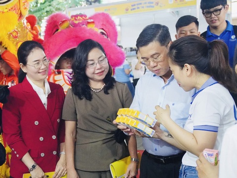 TP.HCM tổ chức nhiều điểm bán hàng lưu động, giá từ 1.000 đồng- Ảnh 1. Ông Nguyễn Văn Dũng, phó chủ tịch UBND TP.HCM, tìm hiểu các sản phẩm tham gia chương trình - Ảnh: T.N.