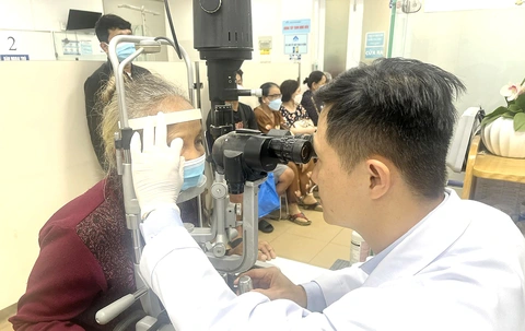 Bác sĩ Bệnh viện Mắt TP.HCM đang khám mắt cho một bệnh nhân từng bị đột quỵ mắt - Ảnh: THÙY DƯƠNG Đột quỵ mắt nguy cơ bị mù vĩnh viễn- Ảnh 1.