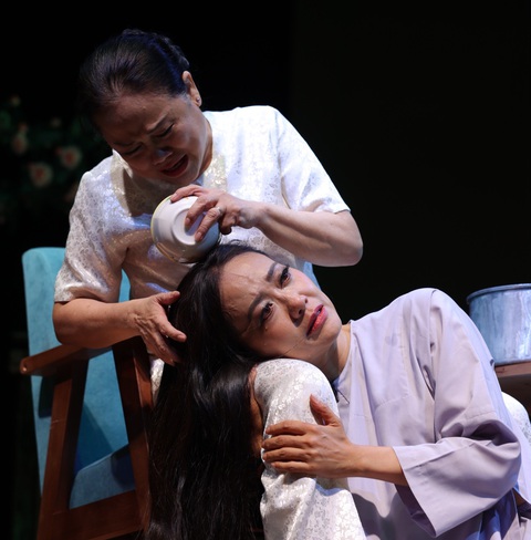 Cảnh Bà Giáo (Ái Như) gội đầu cho The (Hồng Ánh) khiến khán giả rớt nước mắt - Ảnh: Sân khấu Hoàng Thái Thanh Sau nhiều năm, khán giả vẫn tiếp tục khóc với cô The của Hồng Ánh- Ảnh 1.