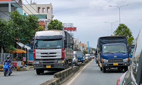 Cao tốc TP.HCM - Mộc Bài có lợi thế về mặt bằng, vì sao?- Ảnh 2. Việc xây dựng cao tốc TP.HCM - Mộc Bài sẽ giảm áp lực cho quốc lộ 22 (qua huyện Củ Chi, TP.HCM) vốn đã quá tải - Ảnh: CHÂU TUẤN