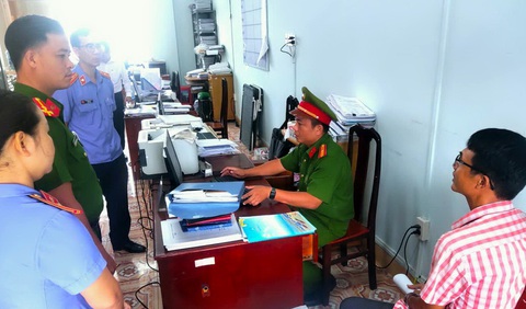 Bắt đăng kiểm viên Chi cục Thủy sản tỉnh Bà Rịa - Vũng Tàu- Ảnh 1. Công an khám xét nơi làm việc của đăng kiểm viên Trần Đăng Đức - Ảnh: CA cung cấp