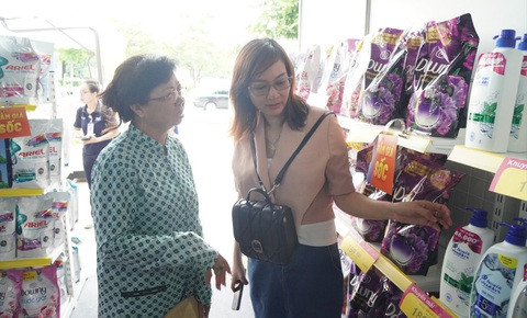 TP.HCM tổ chức nhiều điểm bán hàng lưu động, giá từ 1.000 đồng- Ảnh 2. Ngay tại buổi ra mắt, người tiêu dùng đã tìm đến chương trình để mua các sản phẩm thiết yếu giá tốt - Ảnh: T.N.