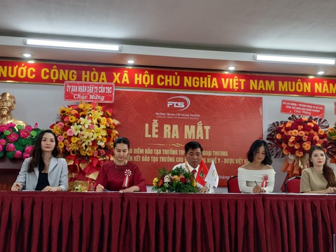 Cần Thơ ký liên kết đào tạo với cơ sở giáo dục nghề nghiệp- Ảnh 1. Ký kết hợp tác đào tạo với các doanh nghiệp tại buổi lễ ra mắt - Ảnh: T.L