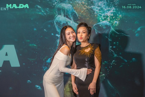 Ninh Dương Lan Ngọc khoe 3 vòng bốc lửa, rạng rỡ đến chúc mừng phim mới của Việt Hương. Ninh Dương Lan Ngọc khoe ba vòng bốc lửa, rạng rỡ đến chúc mừng phim mới của Việt Hương.