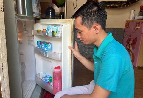 Sống một mình với đồng lương 8 triệu, anh Trần Anh Tuấn khẳng định không thể dư được - Ảnh: AN VI Thu nhập bao nhiêu mới trụ nổi ở thành phố - Kỳ 1: Bài toán chi tiêu lương còm công nhân- Ảnh 2.