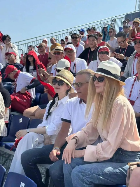 Lưu Thi Thi bất ngờ chung khung hình với Nicole Kidman khi xem trận bóng chuyền thuộc khuôn khổ Olympic 2024. Lưu Thi Thi bất ngờ chung khung hình với Nicole Kidman khi xem trận bóng chuyền thuộc khuôn khổ Olympic 2024