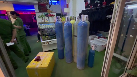 Công an quận 7 phát hiện 3 sinh viên sử dụng ma túy trong quán 'mở nhạc chill'- Ảnh 3. Bình đựng khí cười bị thu giữ - Ảnh: Công an cung cấp
