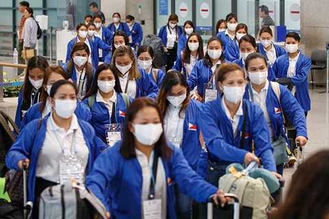 100 người Philippines đầu tiên đến Hàn Quốc theo chương trình 'thuê người giúp việc nước ngoài'- Ảnh 1. 100 người giúp việc trong chương trình
