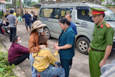 Vụ nổ lò hơi làm 2 người chết: Chủ tịch Bình Phước chỉ đạo làm rõ trách nhiệm tổ chức, cá nhân- Ảnh 3. Chủ tịch UBND tỉnh Bình Phước Trần Tuệ Hiền cùng lãnh đạo huyện Đồng Phú và Công an tỉnh Bình Phước thăm hỏi, động viên và trao tiền hỗ trợ ban đầu cho gia đình 2 nạn nhân - Ảnh: Công an cung cấp