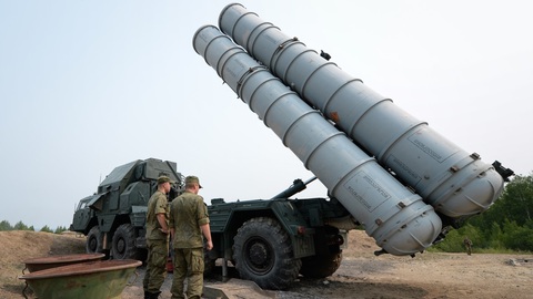Nga chuyển hệ thống phòng không tối tân cho Iran- Ảnh 1. Hệ thống phòng không S-300 do Nga sản xuất - Ảnh: TASS