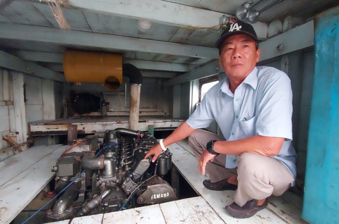 Ông Thanh lên TP.HCM mua máy móc về làm tàu chữa cháy giúp người - Ảnh: CHÍ CÔNG Ngư dân chế 'siêu' tàu chữa cháy- Ảnh 2.